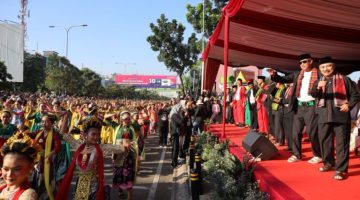 Ratudsan penaruPerayaan Hari Tari Sedunia  di arena car free day kota Bekasi