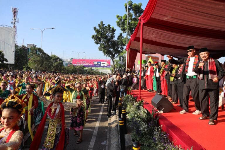 Ratudsan penaruPerayaan Hari Tari Sedunia  di arena car free day kota Bekasi