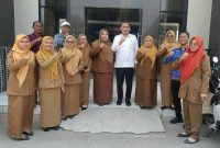 Kadisdik Kabupaten Bekasi, Imam Faturochman (tengah), bersama kepala sekolah dan para guru SMP Negeri 6 Tambun Utara saat meninjau langsung pelaksanaan Tes Kemampuan Akademik (TKA) berbasis computer.