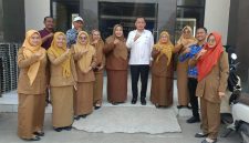 Kadisdik Kabupaten Bekasi, Imam Faturochman (tengah), bersama kepala sekolah dan para guru SMP Negeri 6 Tambun Utara saat meninjau langsung pelaksanaan Tes Kemampuan Akademik (TKA) berbasis computer.