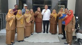 Kadisdik Kabupaten Bekasi, Imam Faturochman (tengah), bersama kepala sekolah dan para guru SMP Negeri 6 Tambun Utara saat meninjau langsung pelaksanaan Tes Kemampuan Akademik (TKA) berbasis computer.