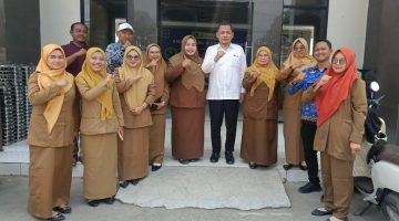 Kadisdik Kabupaten Bekasi, Imam Faturochman (tengah), bersama kepala sekolah dan para guru SMP Negeri 6 Tambun Utara saat meninjau langsung pelaksanaan Tes Kemampuan Akademik (TKA) berbasis computer.