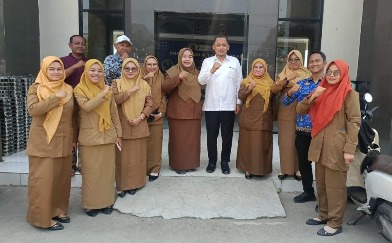 Kadisdik Kabupaten Bekasi, Imam Faturochman (tengah), bersama kepala sekolah dan para guru SMP Negeri 6 Tambun Utara saat meninjau langsung pelaksanaan Tes Kemampuan Akademik (TKA) berbasis computer.